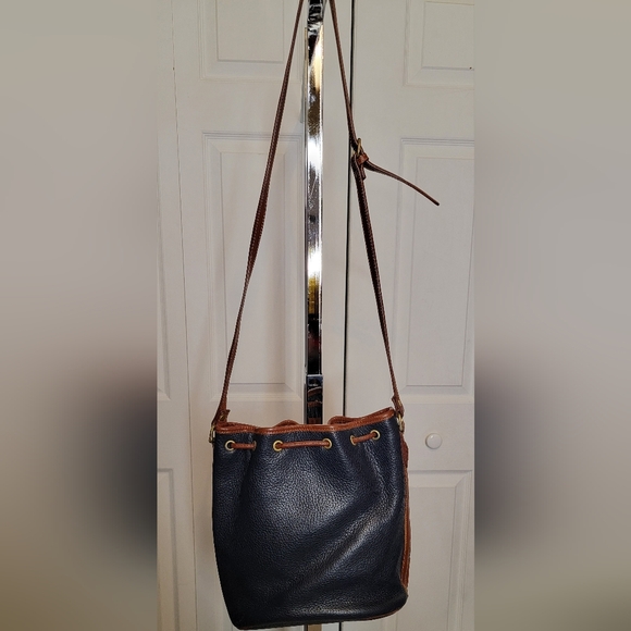 #566- Vintage Navy Blue/Tan Leather Drawstring Bucket Shoulder Bag - Picture 6 of 14